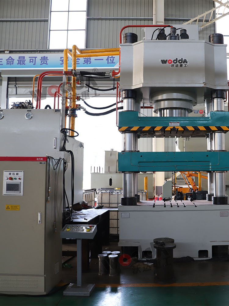 800噸牛羊(yáng)舔磚液壓(yā)機車間實(shí)拍圖