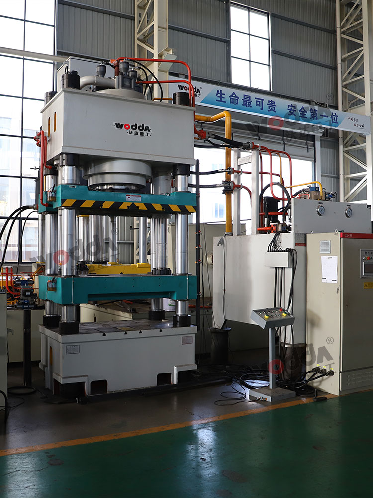 630噸四梁(liang)四柱液(yè)壓機 630噸(dūn)四梁四(si)柱液壓(ya)機