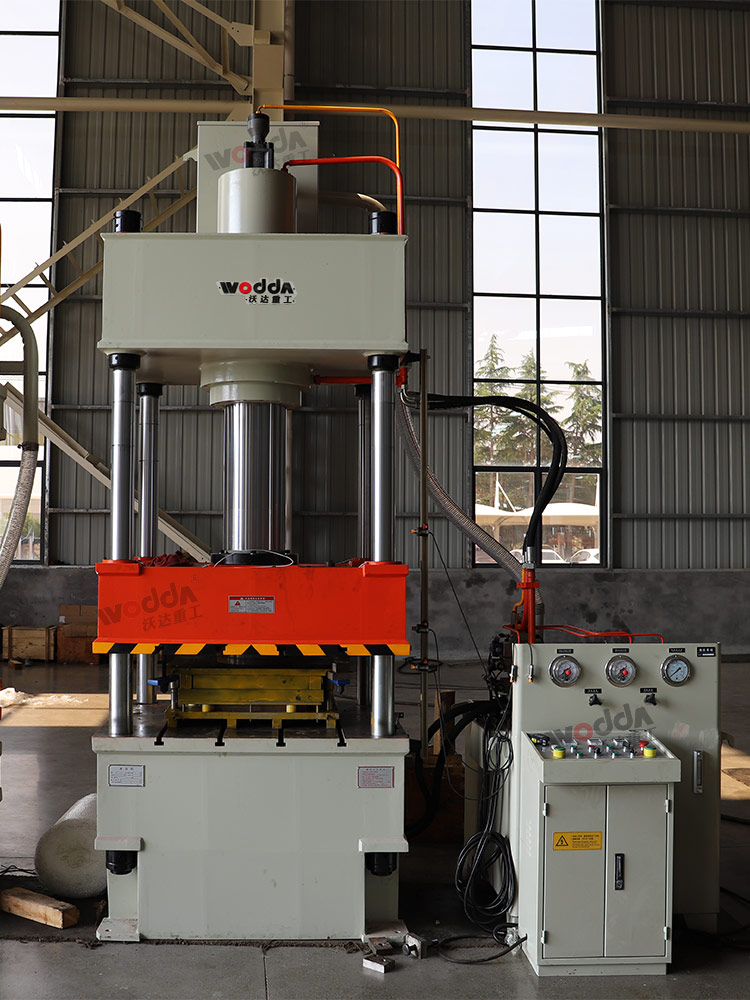 200噸(dūn)四柱液(ye)壓機