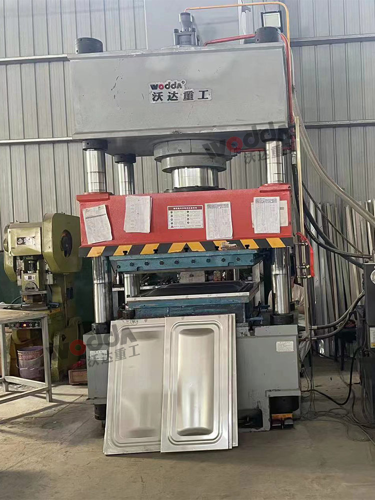 400噸巧克(kè)力水箱(xiang)闆拉伸(shen)機