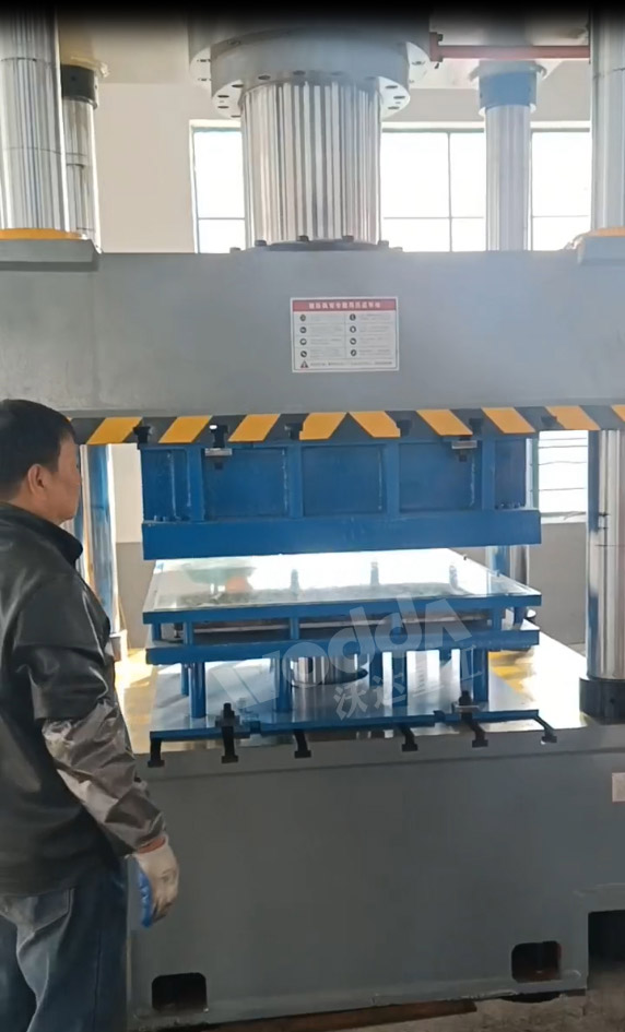 500噸(dun)液壓機(ji)拉伸米(mǐ)字形不(bú)鏽鋼水(shui)箱闆 500噸(dūn)液壓機(ji)拉伸米(mǐ)字形不(bu)鏽鋼水(shui)箱闆