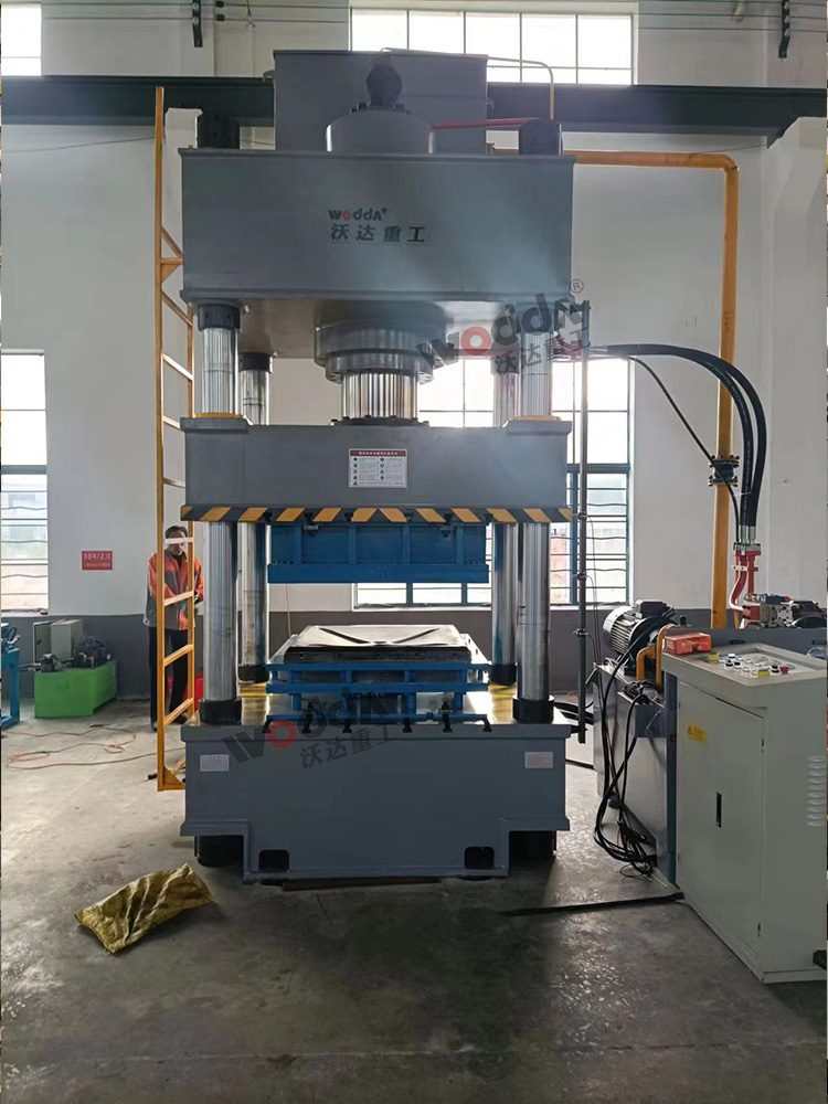 500噸不鏽鋼(gang)米字形水箱(xiāng)闆拉伸機 500噸(dūn)不鏽鋼米字(zi)形水箱闆拉(la)伸機