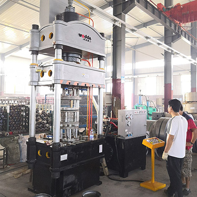 200噸封(fēng)頭液壓(ya)機