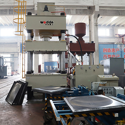 500噸不鏽(xiu)鋼水箱(xiang)液壓機(jī)