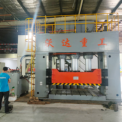 1000噸框架式薄(báo)闆拉伸液壓(yā)機_1000噸框架液(ye)壓機