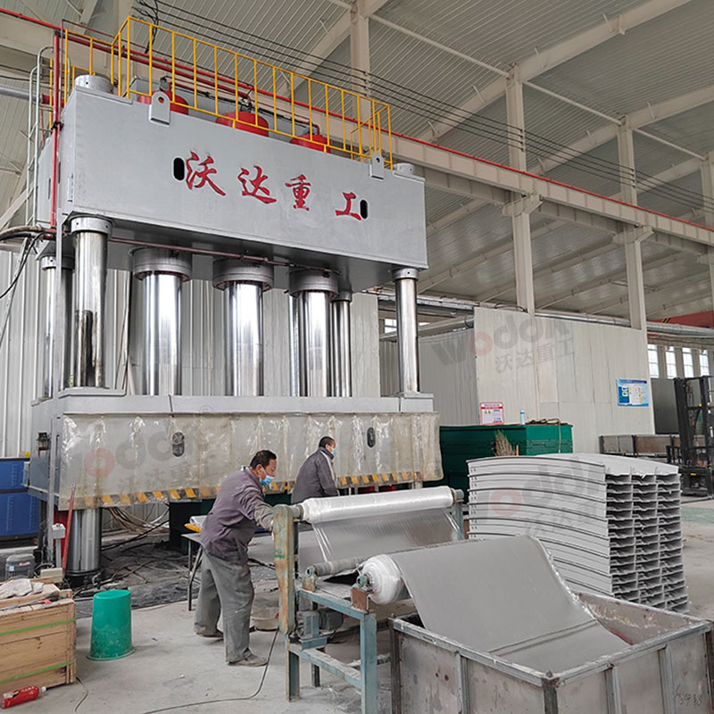 2000噸SMC玻璃(li)鋼電纜橋架成(chéng)型液壓機