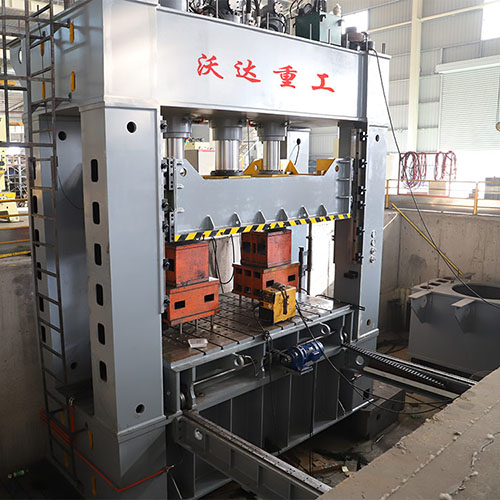 630噸框(kuang)架式液(ye)壓機