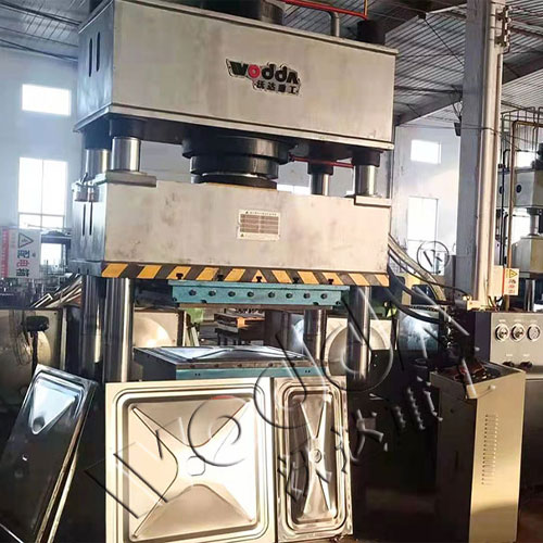 不(bú)鏽鋼水箱拉伸(shēn)機_400噸三梁四柱(zhù)液壓機