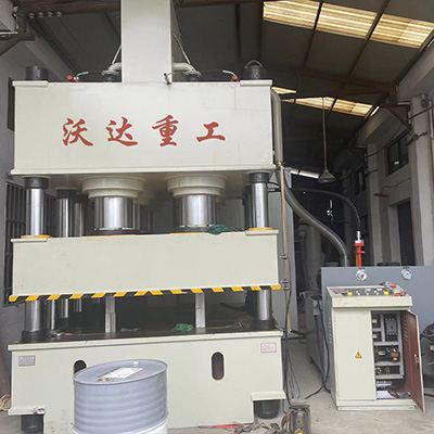 2000噸(dūn)鋼木門壓花機(jī)